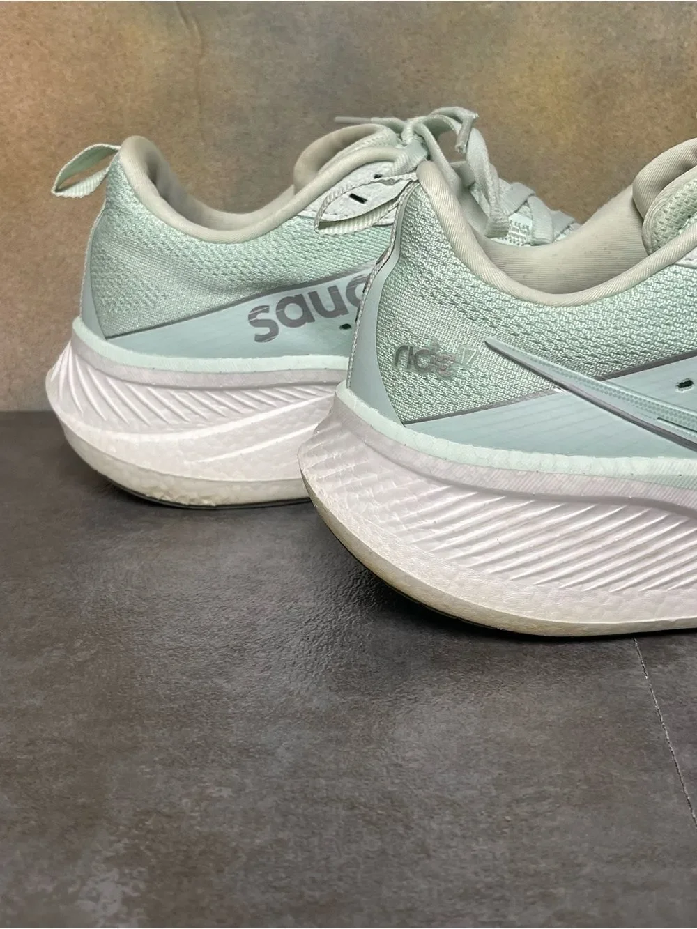 Saucony Ride 17 Women's Jade Green Running Shoes Size 7.5B